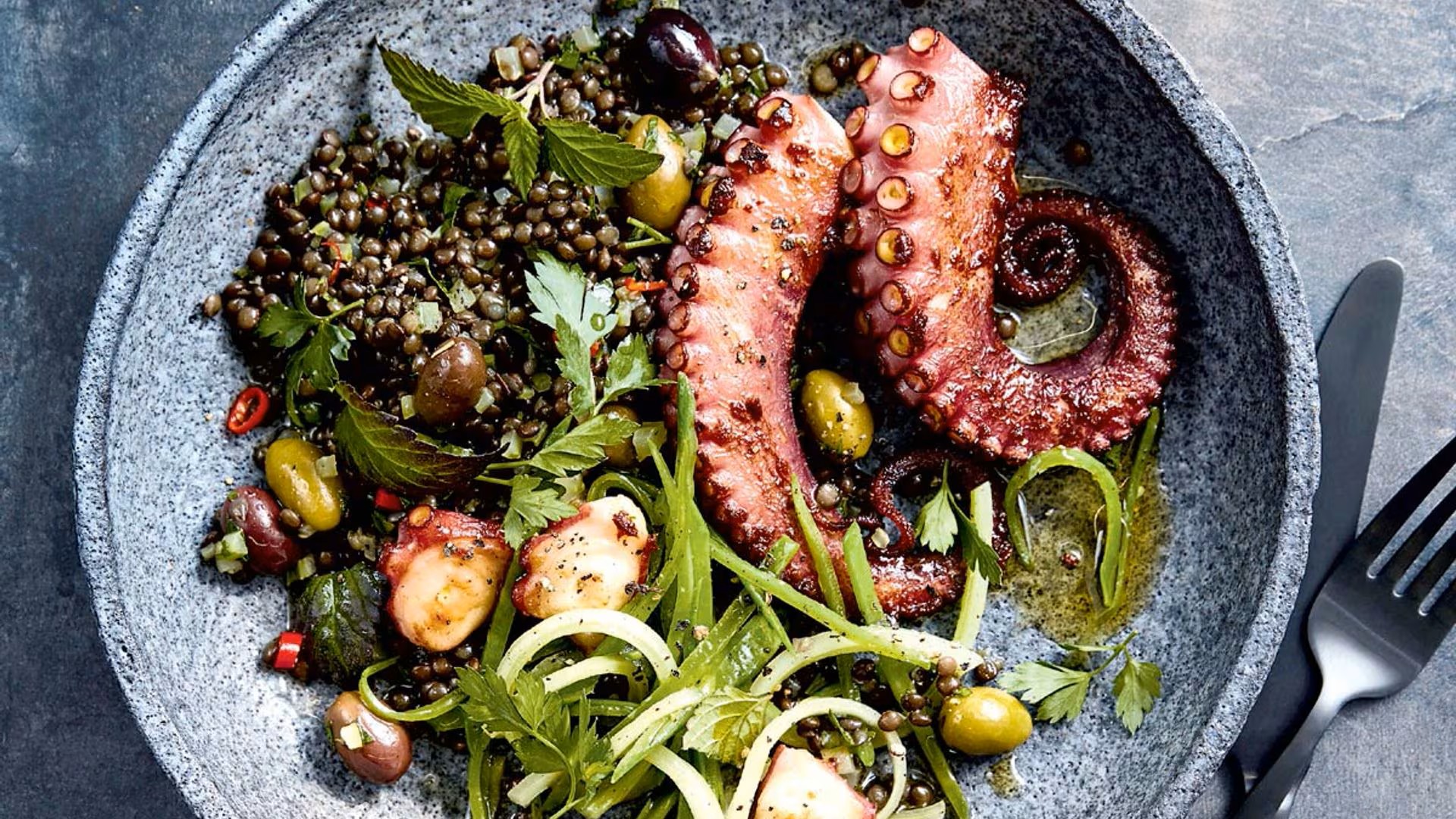 🥗Ensalada de lentejas con pulpo: ¡sabor, salud y sol en tu plato!